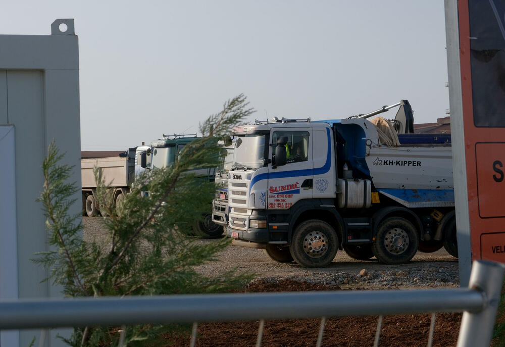 <p>Botunjani su se, kako su kazali, okupili jer slučaj zapaljene građevinske mašine još nema epilog, iako je o događaju obaviješteno Osnovno državno tužilaštvo u Podgorici, koje je naložilo policiji da prikupi potrebna obavještenja</p>