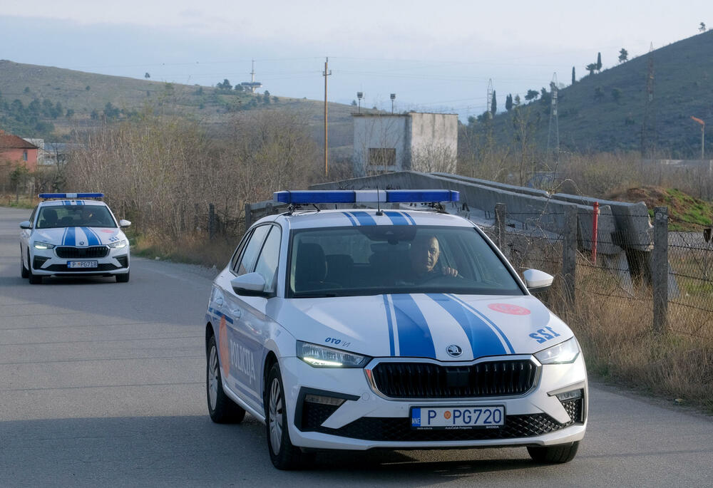 <p>Botunjani su se, kako su kazali, okupili jer slučaj zapaljene građevinske mašine još nema epilog, iako je o događaju obaviješteno Osnovno državno tužilaštvo u Podgorici, koje je naložilo policiji da prikupi potrebna obavještenja</p>