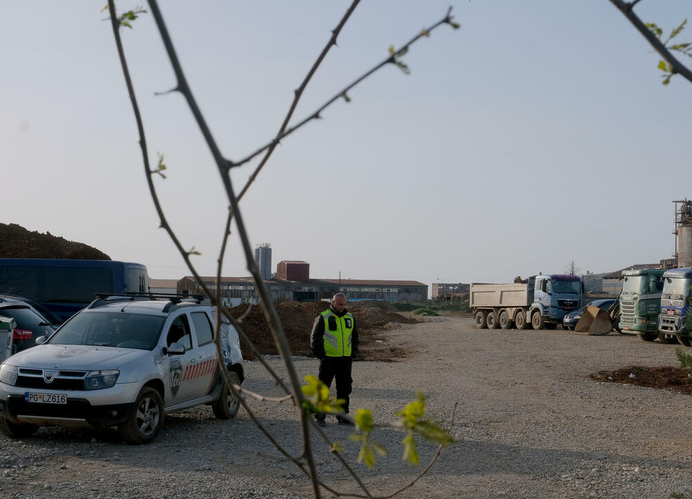 <p>Botunjani su se, kako su kazali, okupili jer slučaj zapaljene građevinske mašine još nema epilog, iako je o događaju obaviješteno Osnovno državno tužilaštvo u Podgorici, koje je naložilo policiji da prikupi potrebna obavještenja</p>