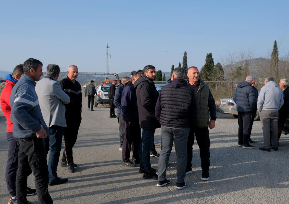 <p>Botunjani su se, kako su kazali, okupili jer slučaj zapaljene građevinske mašine još nema epilog, iako je o događaju obaviješteno Osnovno državno tužilaštvo u Podgorici, koje je naložilo policiji da prikupi potrebna obavještenja</p>
