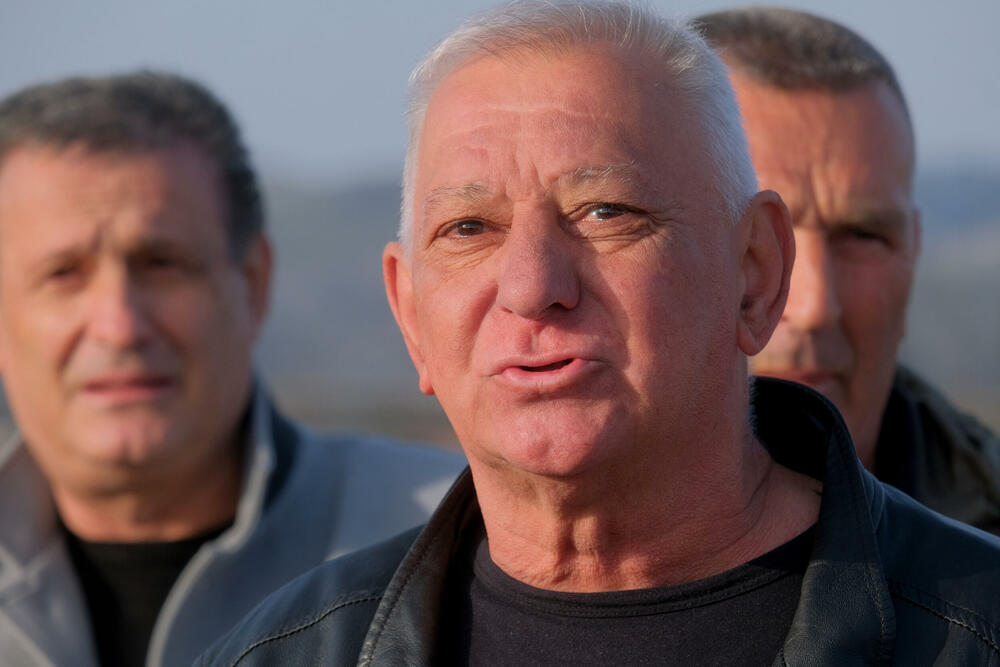 <p>Botunjani su se, kako su kazali, okupili jer slučaj zapaljene građevinske mašine još nema epilog, iako je o događaju obaviješteno Osnovno državno tužilaštvo u Podgorici, koje je naložilo policiji da prikupi potrebna obavještenja</p>