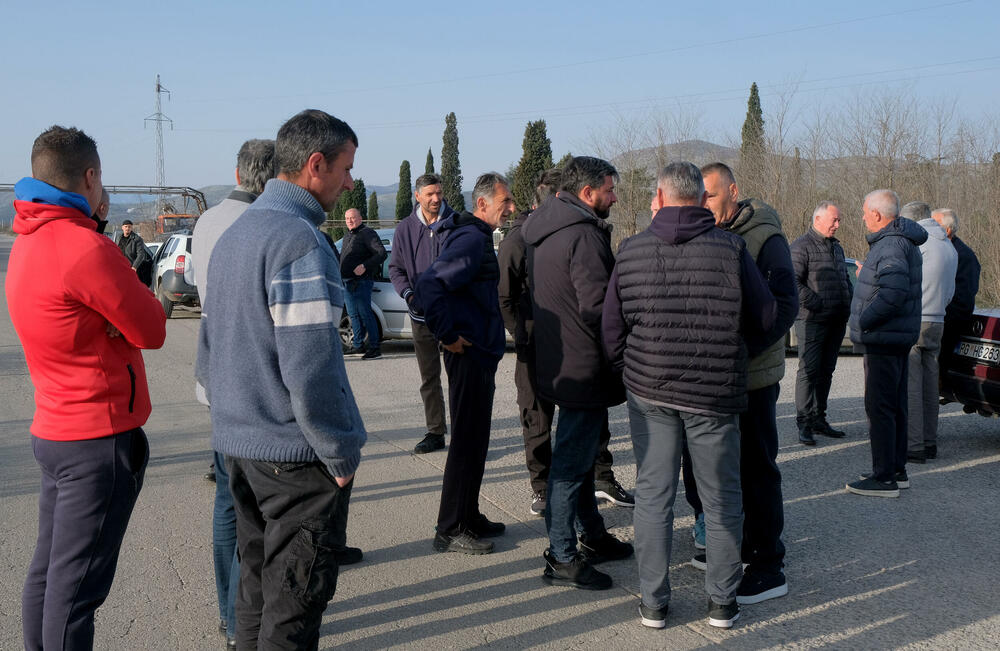 <p>Botunjani su se, kako su kazali, okupili jer slučaj zapaljene građevinske mašine još nema epilog, iako je o događaju obaviješteno Osnovno državno tužilaštvo u Podgorici, koje je naložilo policiji da prikupi potrebna obavještenja</p>