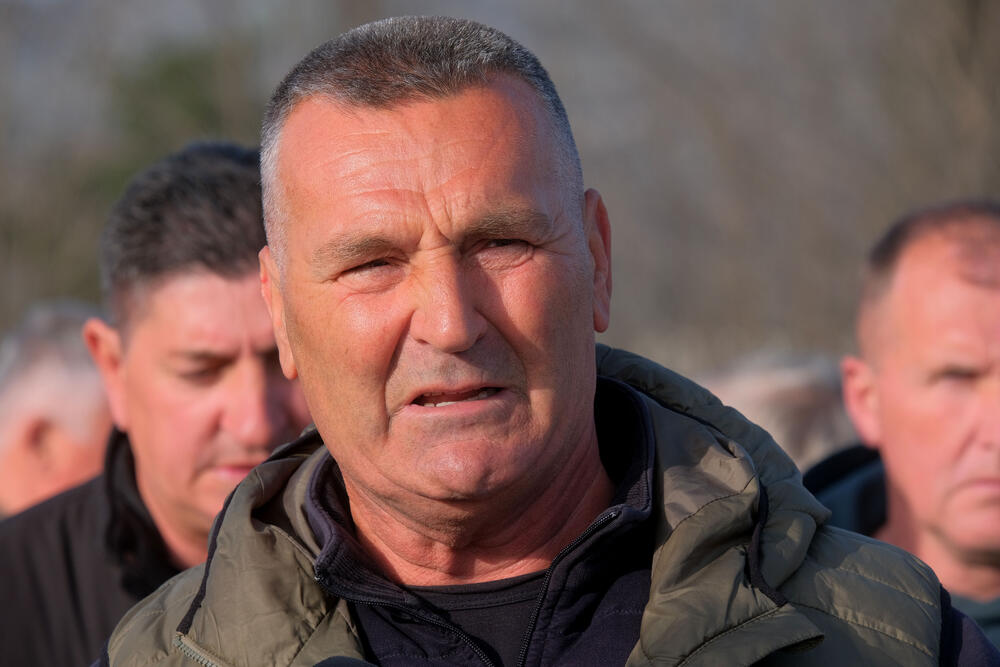 <p>Botunjani su se, kako su kazali, okupili jer slučaj zapaljene građevinske mašine još nema epilog, iako je o događaju obaviješteno Osnovno državno tužilaštvo u Podgorici, koje je naložilo policiji da prikupi potrebna obavještenja</p>