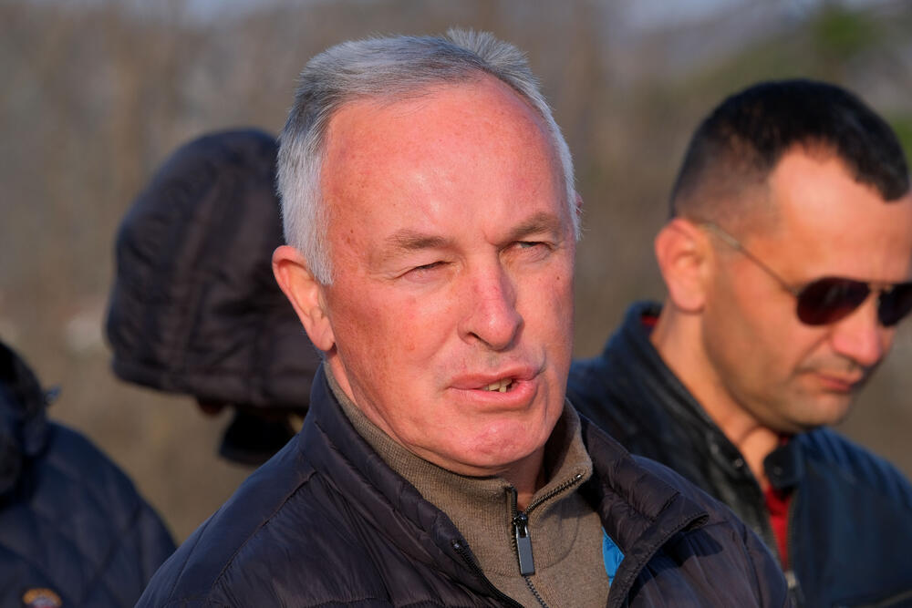 <p>Botunjani su se, kako su kazali, okupili jer slučaj zapaljene građevinske mašine još nema epilog, iako je o događaju obaviješteno Osnovno državno tužilaštvo u Podgorici, koje je naložilo policiji da prikupi potrebna obavještenja</p>