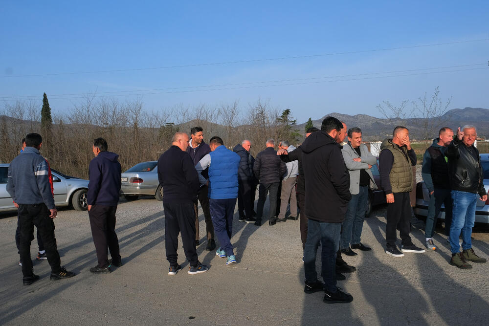 <p>Botunjani su se, kako su kazali, okupili jer slučaj zapaljene građevinske mašine još nema epilog, iako je o događaju obaviješteno Osnovno državno tužilaštvo u Podgorici, koje je naložilo policiji da prikupi potrebna obavještenja</p>