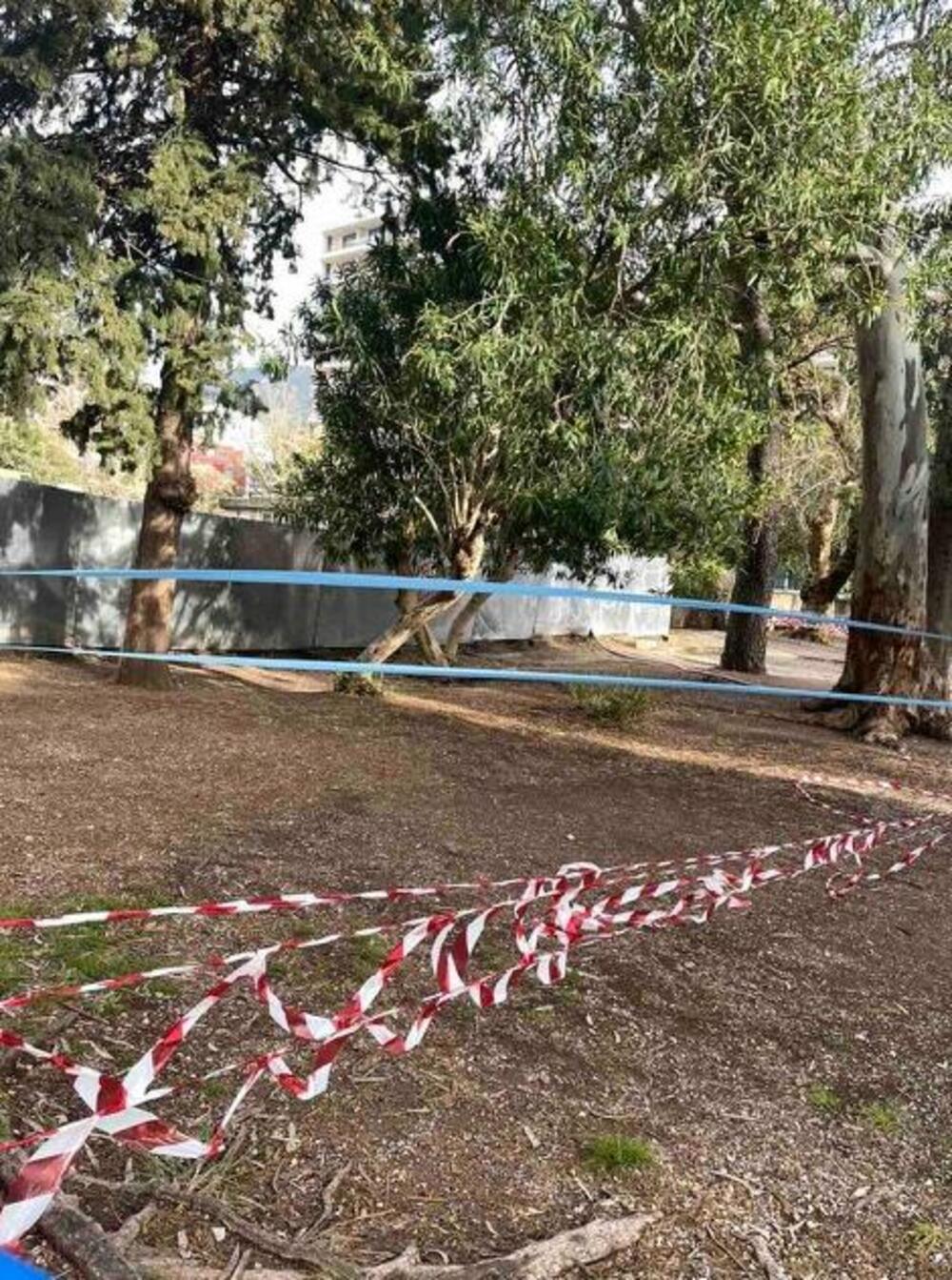 <p>"Gradevinski radovi koji se izvode neposredno uz ogradu vrtića već su prouzrokovali ozbiljna oštećenja dvorišta i javne saobraćajnice - uključujući duboka udubljenja i pukotine koje predstavljaju neposrednu opasnost po život i zdravije djece", navodi se u zahtjevu koji protpisuje predstavnik roditelja djece iz Centralnog vrtića JPU "Ljubica V. Jovanović - Maše" u Budvi, Petar Antonioli, a koji je dostavljen "Vijestima"</p>