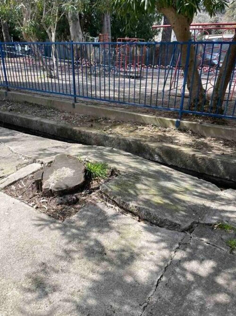 <p>"Gradevinski radovi koji se izvode neposredno uz ogradu vrtića već su prouzrokovali ozbiljna oštećenja dvorišta i javne saobraćajnice - uključujući duboka udubljenja i pukotine koje predstavljaju neposrednu opasnost po život i zdravije djece", navodi se u zahtjevu koji protpisuje predstavnik roditelja djece iz Centralnog vrtića JPU "Ljubica V. Jovanović - Maše" u Budvi, Petar Antonioli, a koji je dostavljen "Vijestima"</p>