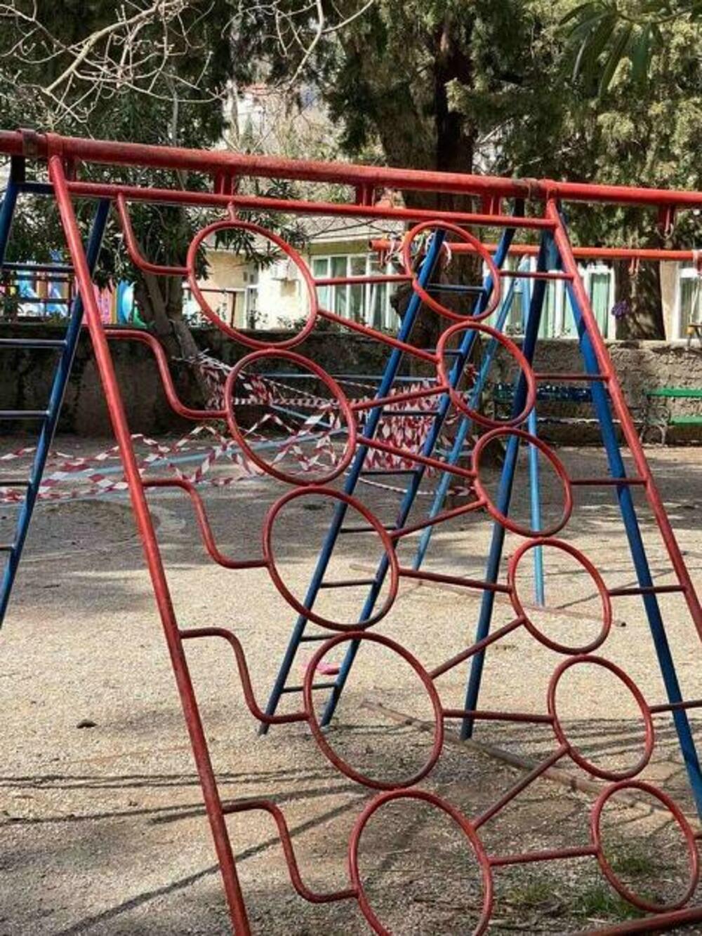 <p>"Gradevinski radovi koji se izvode neposredno uz ogradu vrtića već su prouzrokovali ozbiljna oštećenja dvorišta i javne saobraćajnice - uključujući duboka udubljenja i pukotine koje predstavljaju neposrednu opasnost po život i zdravije djece", navodi se u zahtjevu koji protpisuje predstavnik roditelja djece iz Centralnog vrtića JPU "Ljubica V. Jovanović - Maše" u Budvi, Petar Antonioli, a koji je dostavljen "Vijestima"</p>