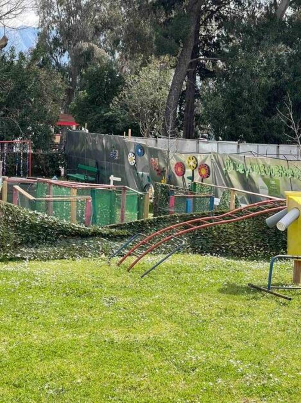 <p>"Gradevinski radovi koji se izvode neposredno uz ogradu vrtića već su prouzrokovali ozbiljna oštećenja dvorišta i javne saobraćajnice - uključujući duboka udubljenja i pukotine koje predstavljaju neposrednu opasnost po život i zdravije djece", navodi se u zahtjevu koji protpisuje predstavnik roditelja djece iz Centralnog vrtića JPU "Ljubica V. Jovanović - Maše" u Budvi, Petar Antonioli, a koji je dostavljen "Vijestima"</p>