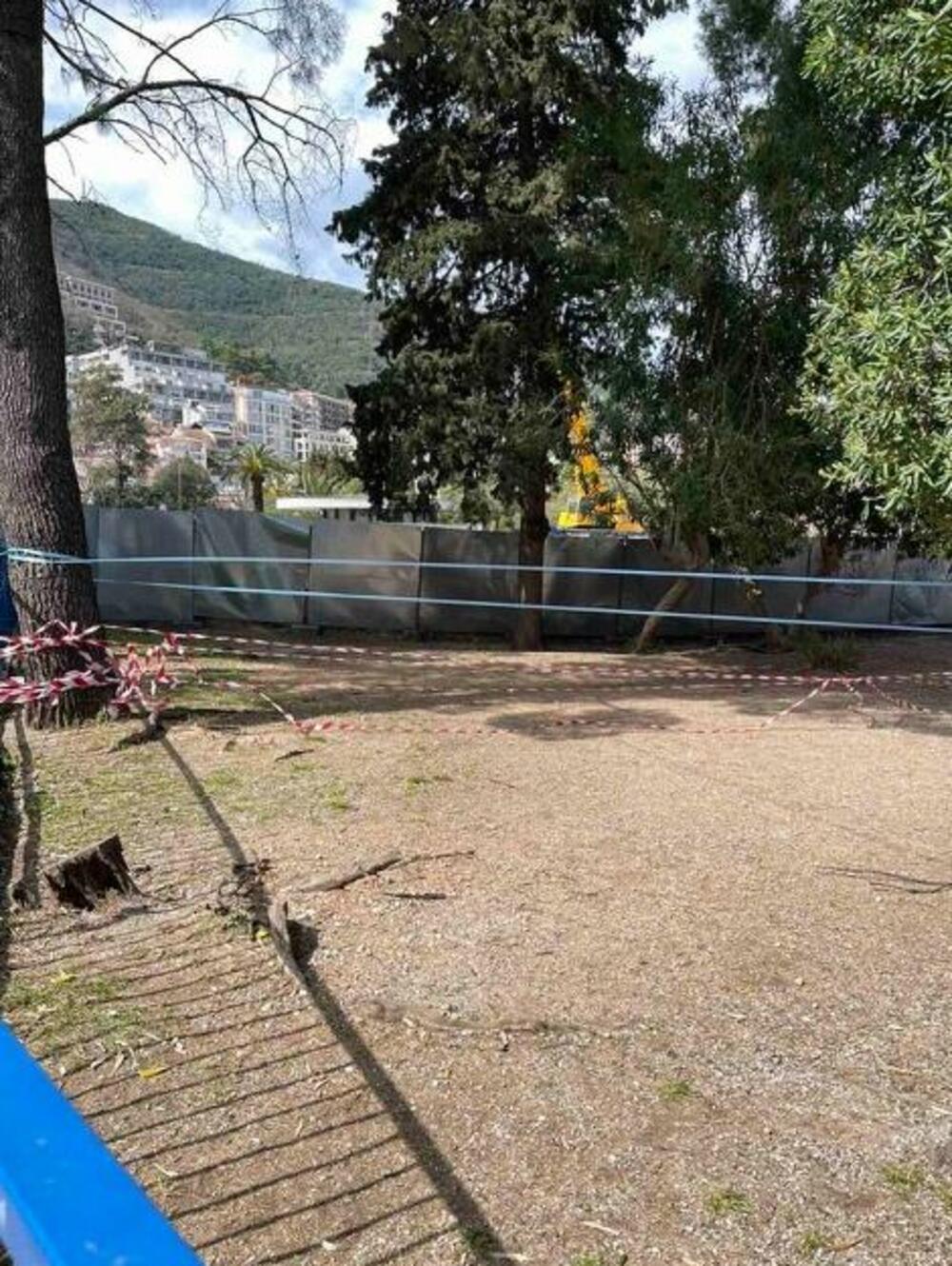 <p>"Gradevinski radovi koji se izvode neposredno uz ogradu vrtića već su prouzrokovali ozbiljna oštećenja dvorišta i javne saobraćajnice - uključujući duboka udubljenja i pukotine koje predstavljaju neposrednu opasnost po život i zdravije djece", navodi se u zahtjevu koji protpisuje predstavnik roditelja djece iz Centralnog vrtića JPU "Ljubica V. Jovanović - Maše" u Budvi, Petar Antonioli, a koji je dostavljen "Vijestima"</p>