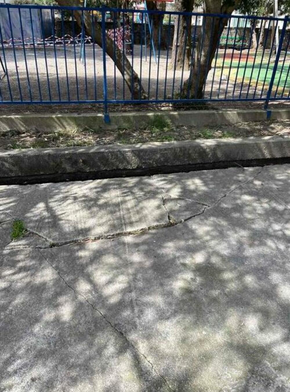 <p>"Gradevinski radovi koji se izvode neposredno uz ogradu vrtića već su prouzrokovali ozbiljna oštećenja dvorišta i javne saobraćajnice - uključujući duboka udubljenja i pukotine koje predstavljaju neposrednu opasnost po život i zdravije djece", navodi se u zahtjevu koji protpisuje predstavnik roditelja djece iz Centralnog vrtića JPU "Ljubica V. Jovanović - Maše" u Budvi, Petar Antonioli, a koji je dostavljen "Vijestima"</p>