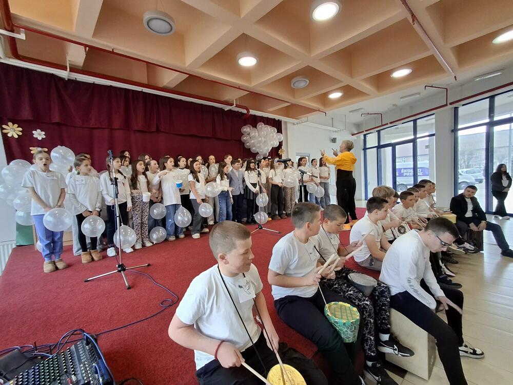 <p>Hor OŠ "Risto Manojlović", uz podršku svojih drugara sa bubnjevima, a pod dirigentskom palicom nastavnice Lidije Šćepanović, izveo je bogat program u kojem su dominirale pjesme o miru i slozi. Učenici su izveli kompozicije posvećene miru, solidarnosti, razumijevanju i međusobnom poštovanju, podsjećajući na značaj njegovanja tih vrijednosti u svakodnevnom životu</p>