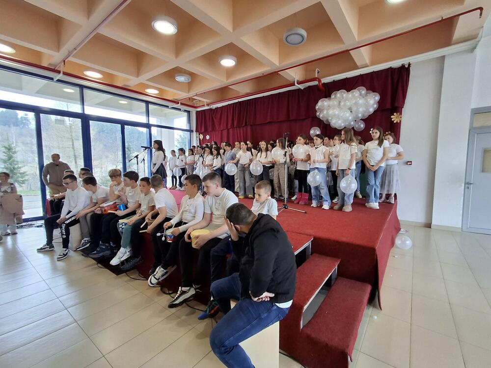 <p>Hor OŠ "Risto Manojlović", uz podršku svojih drugara sa bubnjevima, a pod dirigentskom palicom nastavnice Lidije Šćepanović, izveo je bogat program u kojem su dominirale pjesme o miru i slozi. Učenici su izveli kompozicije posvećene miru, solidarnosti, razumijevanju i međusobnom poštovanju, podsjećajući na značaj njegovanja tih vrijednosti u svakodnevnom životu</p>