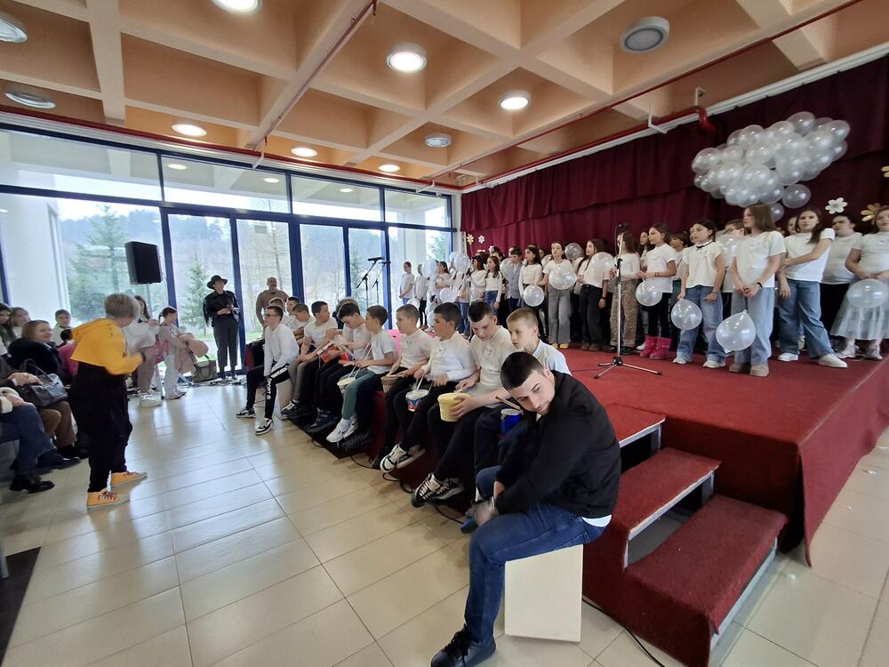 <p>Hor OŠ "Risto Manojlović", uz podršku svojih drugara sa bubnjevima, a pod dirigentskom palicom nastavnice Lidije Šćepanović, izveo je bogat program u kojem su dominirale pjesme o miru i slozi. Učenici su izveli kompozicije posvećene miru, solidarnosti, razumijevanju i međusobnom poštovanju, podsjećajući na značaj njegovanja tih vrijednosti u svakodnevnom životu</p>