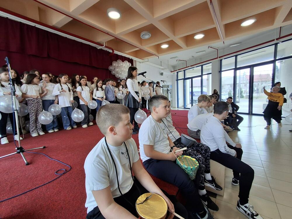 <p>Hor OŠ "Risto Manojlović", uz podršku svojih drugara sa bubnjevima, a pod dirigentskom palicom nastavnice Lidije Šćepanović, izveo je bogat program u kojem su dominirale pjesme o miru i slozi. Učenici su izveli kompozicije posvećene miru, solidarnosti, razumijevanju i međusobnom poštovanju, podsjećajući na značaj njegovanja tih vrijednosti u svakodnevnom životu</p>