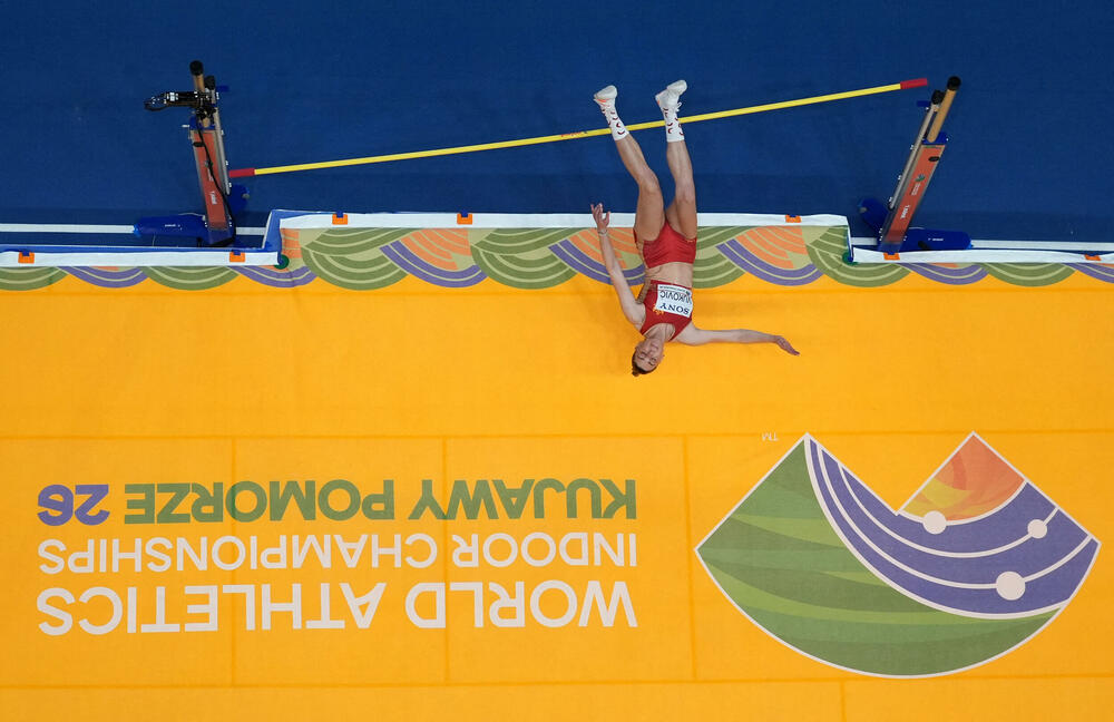 <p>Naša takmičarka u skoku uvis preskočila samo početnih 185 centimetra, a onda je tri puta rušila letvicu na 189 - jedina koja uz nju nije išla preko te visine u finalu bila je Lamara Distin sa Jamajke</p>