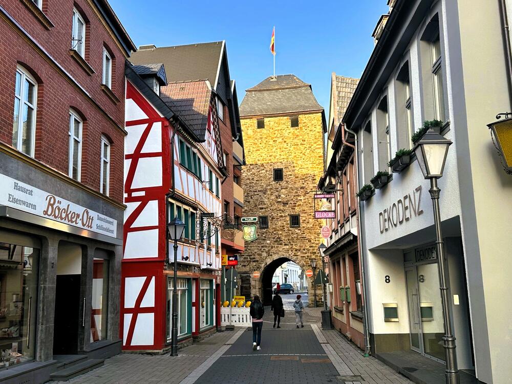 Niderhutštrase vodi iz grada na istok