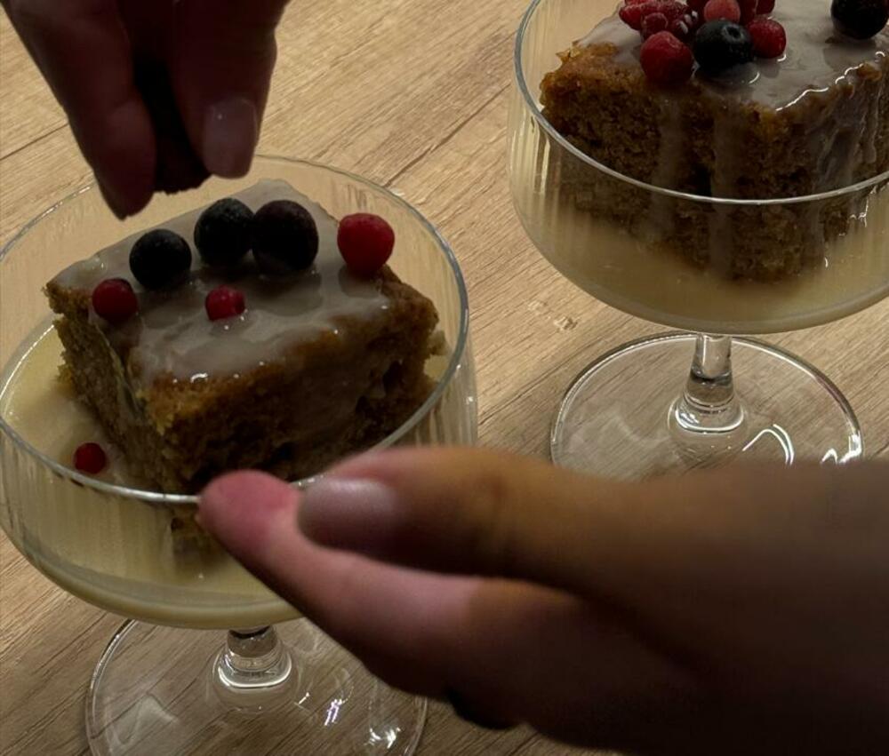 kolač od urmi sa kremastim prelivom od bijele čokolade