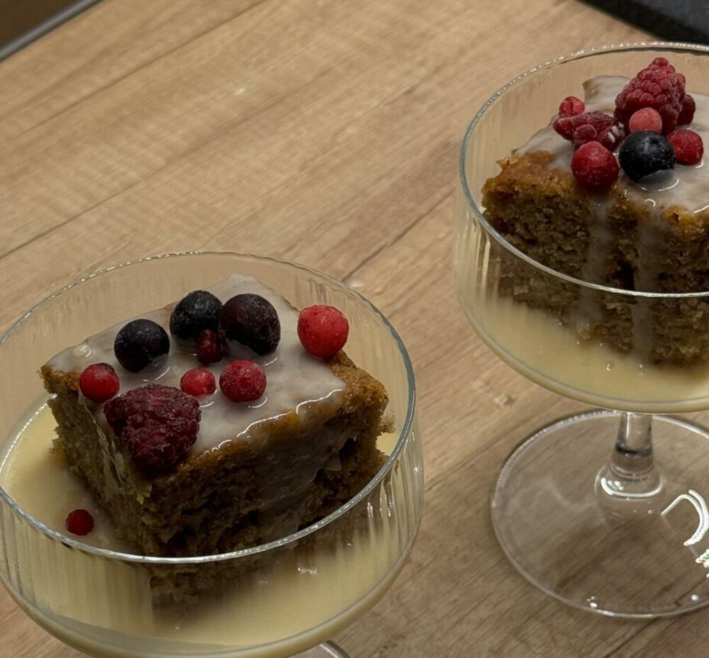 kolač od urmi sa kremastim prelivom od bijele čokolade