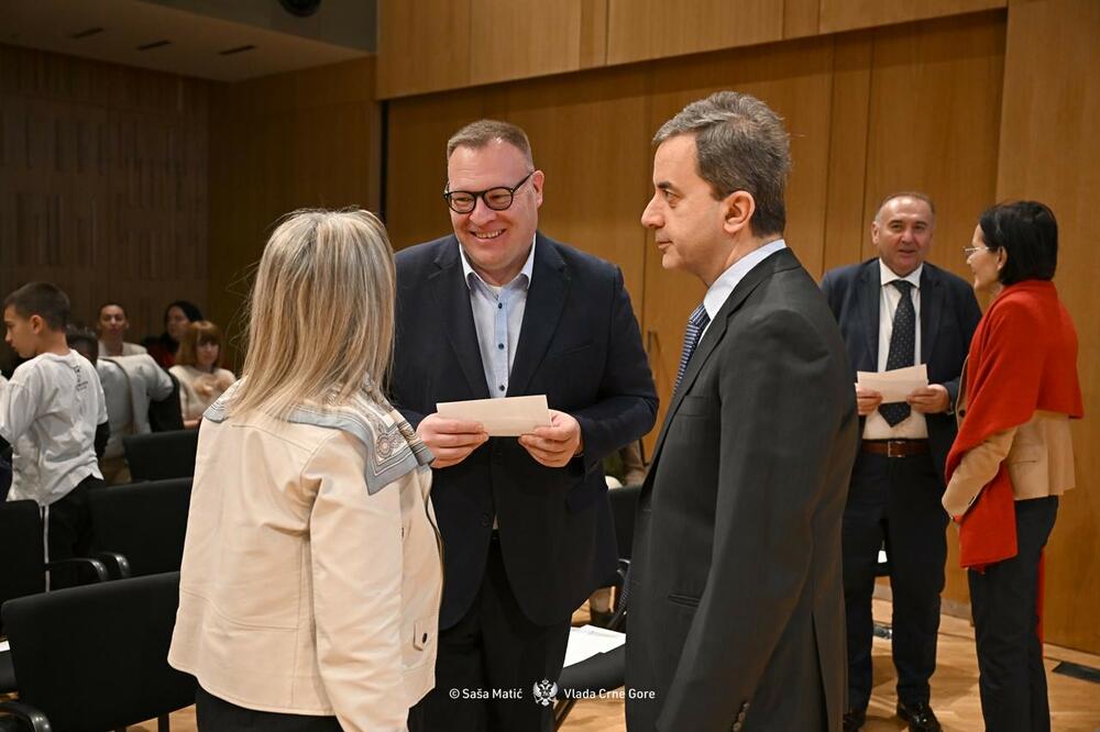 <p>Perišiċ je naglasila značaj Međunarodne organizacije za frankofoniju (OIF) kao platforme koja povezuje države i narode širom pet kontinenata, a koji njeguju vrijednosti zasnovane na poštovanju kulturnih i jezičkih raznolikosti, demokratije, mira i solidarnosti<br /> </p>