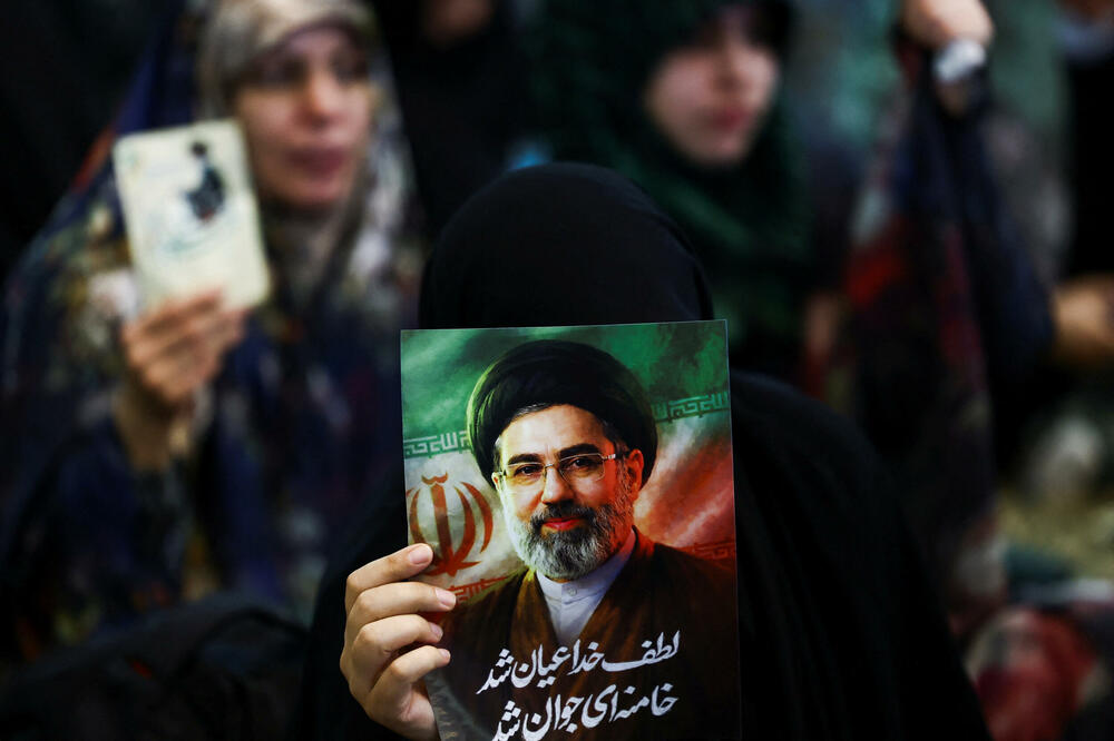 Žena drži sliku Modžtabe Hamneija, tokom molitve za Ramazanski bajram, u Teheranu, glavnom gradu Irana, 21. marta 2026., Foto: Reuters