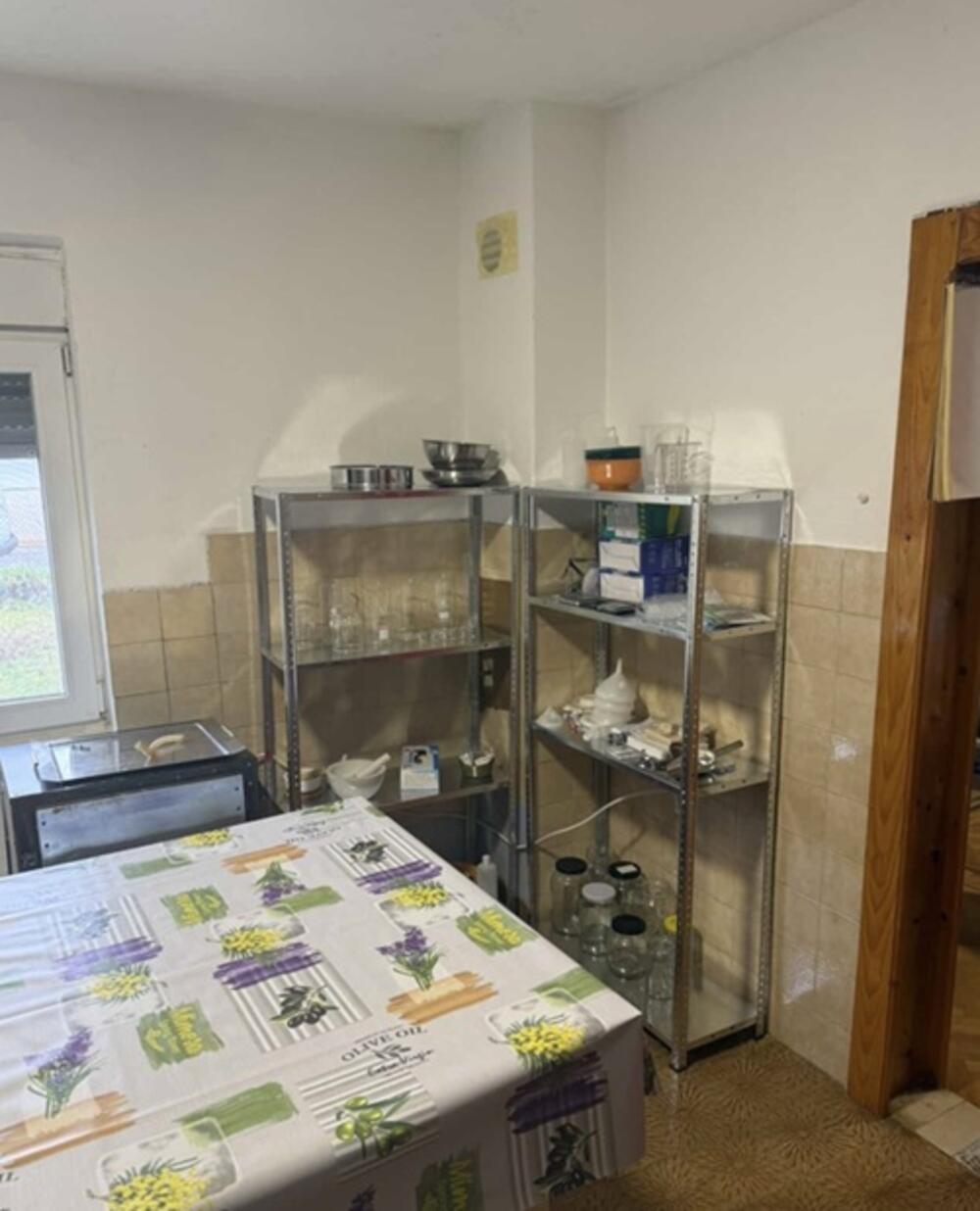 <p>"Porodice oštećenih obraćaju se sa jasnim zahtjevom &ndash; tražimo odgovore i punu istinu o događaju koji je potresao sve nas, nanijevši teške tjelesne povrede članovima naših porodica, pripravnicama od tek prije dva mjeseca", ističe se u saopštenju porodica A.R. i I.J koje je medijima dostavila Kristina Roganović, sestra povrijeđene A.R.</p>