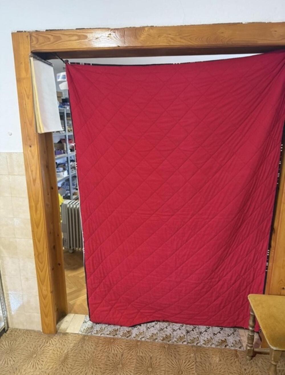 <p>"Porodice oštećenih obraćaju se sa jasnim zahtjevom &ndash; tražimo odgovore i punu istinu o događaju koji je potresao sve nas, nanijevši teške tjelesne povrede članovima naših porodica, pripravnicama od tek prije dva mjeseca", ističe se u saopštenju porodica A.R. i I.J koje je medijima dostavila Kristina Roganović, sestra povrijeđene A.R.</p>