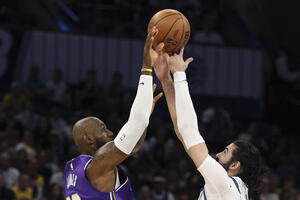 Veče rekorda Kralja Džejmsa spasila trojka Kenarda, Durent...