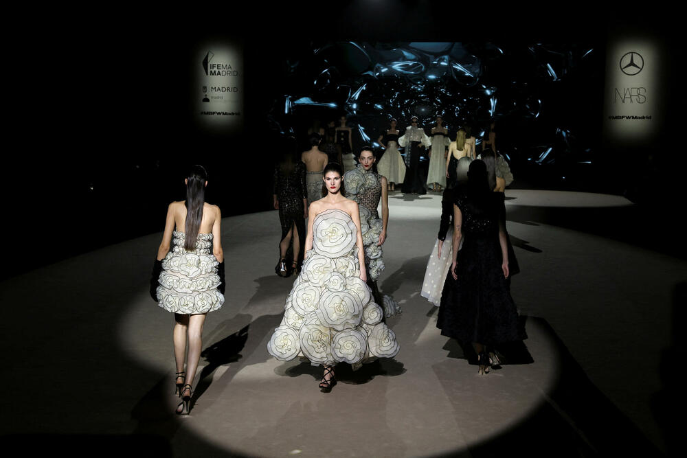 <p>Kreator Hanibal Laguna predstavio je svoju novu kolekciju haljima.</p>  <p>Modeli su predstavljeni tokom Mercedes-Benz nedjelje mode u Madridu.</p>