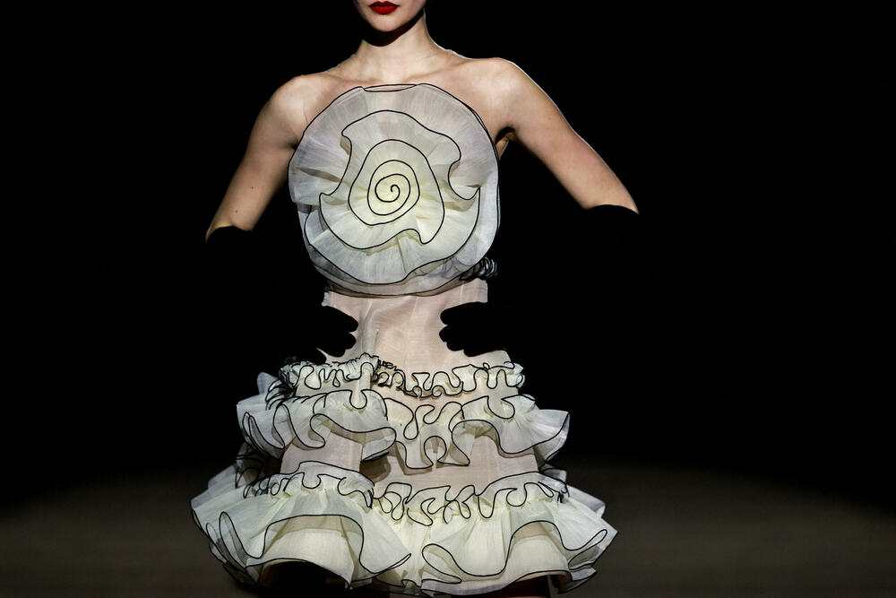 <p>Kreator Hanibal Laguna predstavio je svoju novu kolekciju haljima.</p>  <p>Modeli su predstavljeni tokom Mercedes-Benz nedjelje mode u Madridu.</p>