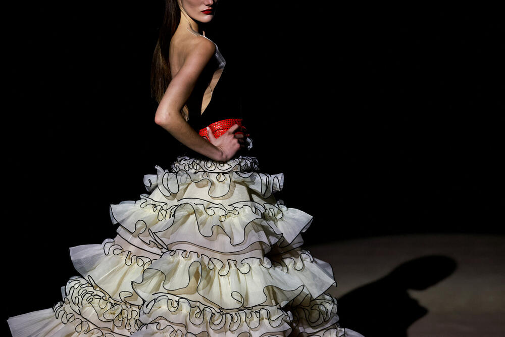 <p>Kreator Hanibal Laguna predstavio je svoju novu kolekciju haljima.</p>  <p>Modeli su predstavljeni tokom Mercedes-Benz nedjelje mode u Madridu.</p>