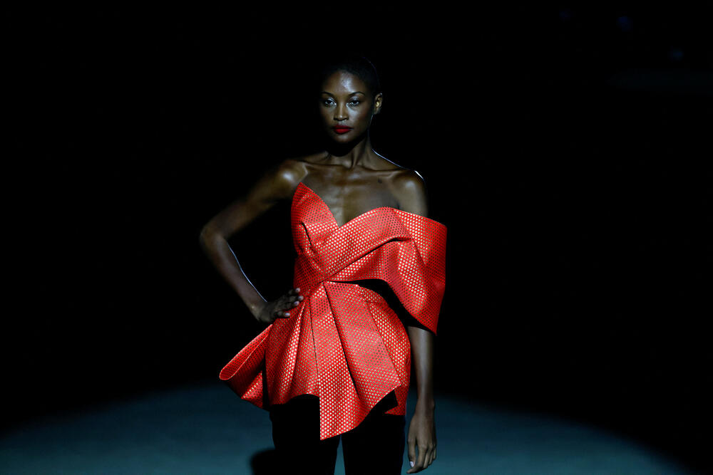 <p>Kreator Hanibal Laguna predstavio je svoju novu kolekciju haljima.</p>  <p>Modeli su predstavljeni tokom Mercedes-Benz nedjelje mode u Madridu.</p>