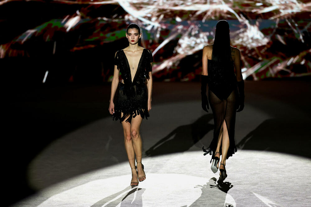 <p>Kreator Hanibal Laguna predstavio je svoju novu kolekciju haljima.</p>  <p>Modeli su predstavljeni tokom Mercedes-Benz nedjelje mode u Madridu.</p>