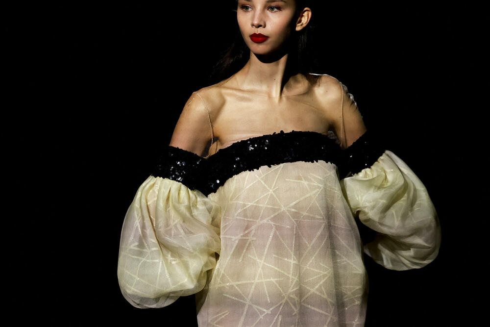 <p>Kreator Hanibal Laguna predstavio je svoju novu kolekciju haljima.</p>  <p>Modeli su predstavljeni tokom Mercedes-Benz nedjelje mode u Madridu.</p>