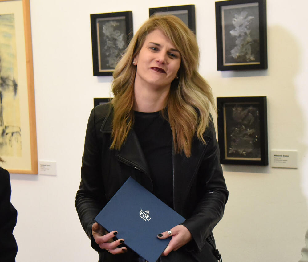 Vujović nagrađena na Tradicionalnoj izložbi ULUCG 2025.