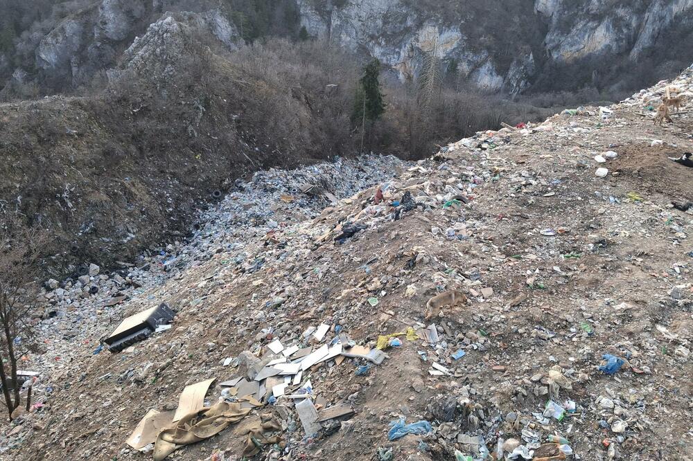 Donja bočna strana deponije &ndash; padina prekrivena slojevima otpada, Foto: R. Šoškić