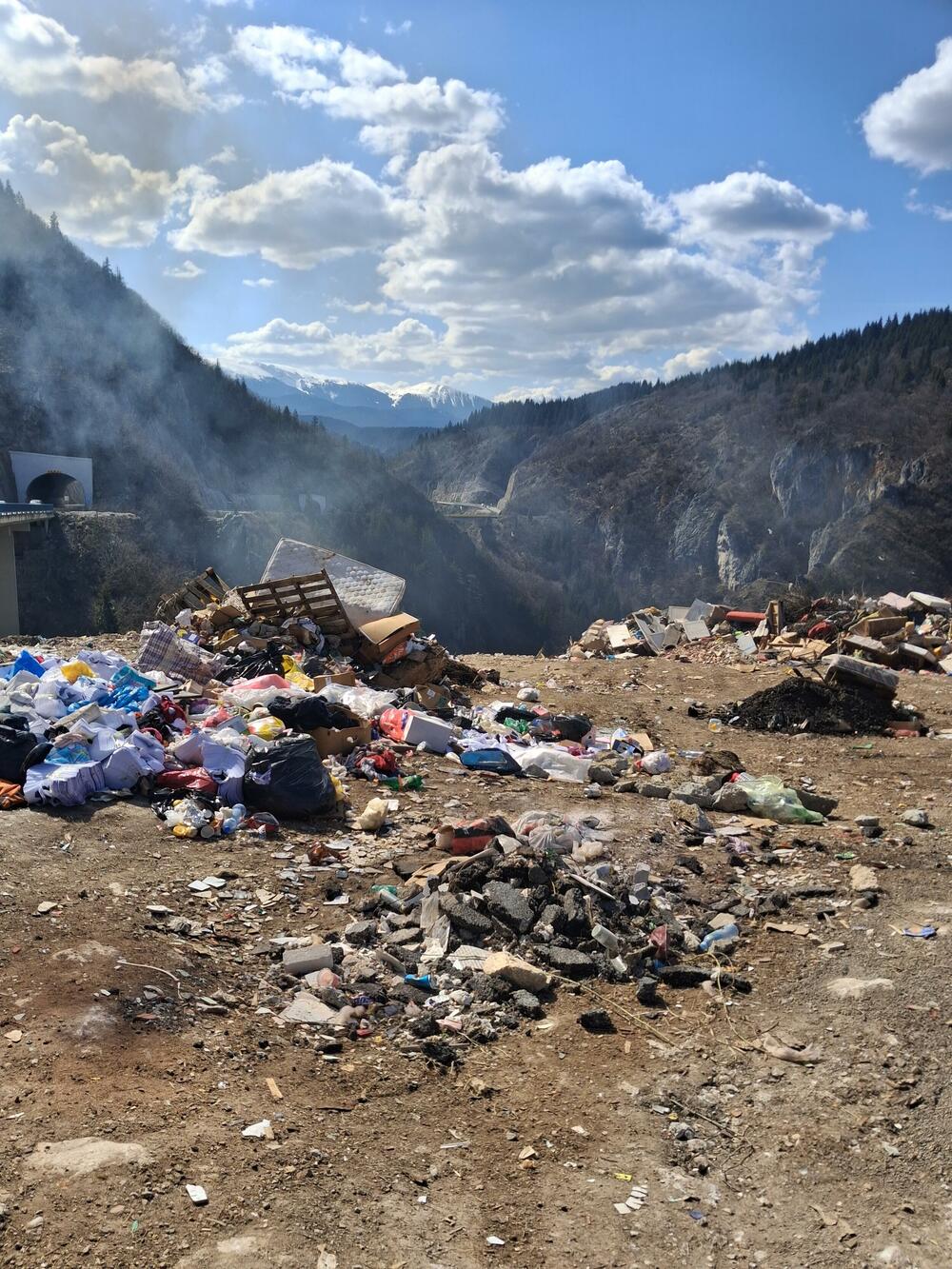 <p>Riječ može pretendovati da uspostavi realnost, ali ne može suspendovati njene zakonitosti</p>  <p> </p>