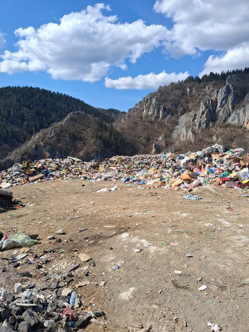 <p>Riječ može pretendovati da uspostavi realnost, ali ne može suspendovati njene zakonitosti</p>  <p> </p>