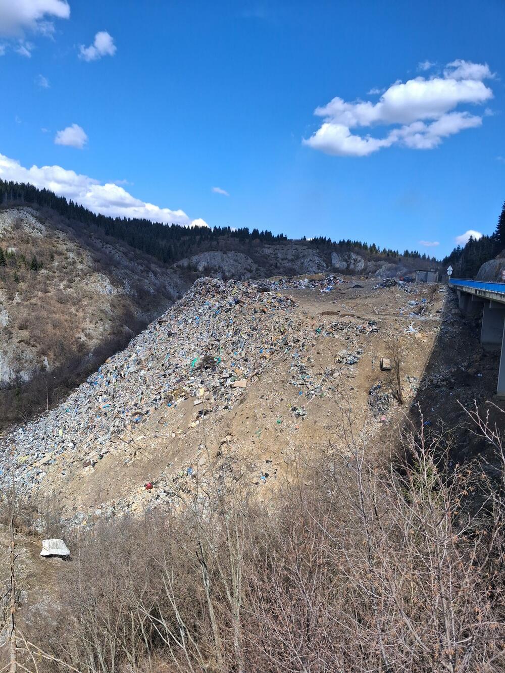 Pogled na padinu  –  masivna akumulacija otpada koja se obrušava prema dnu kanjona i riječnom toku