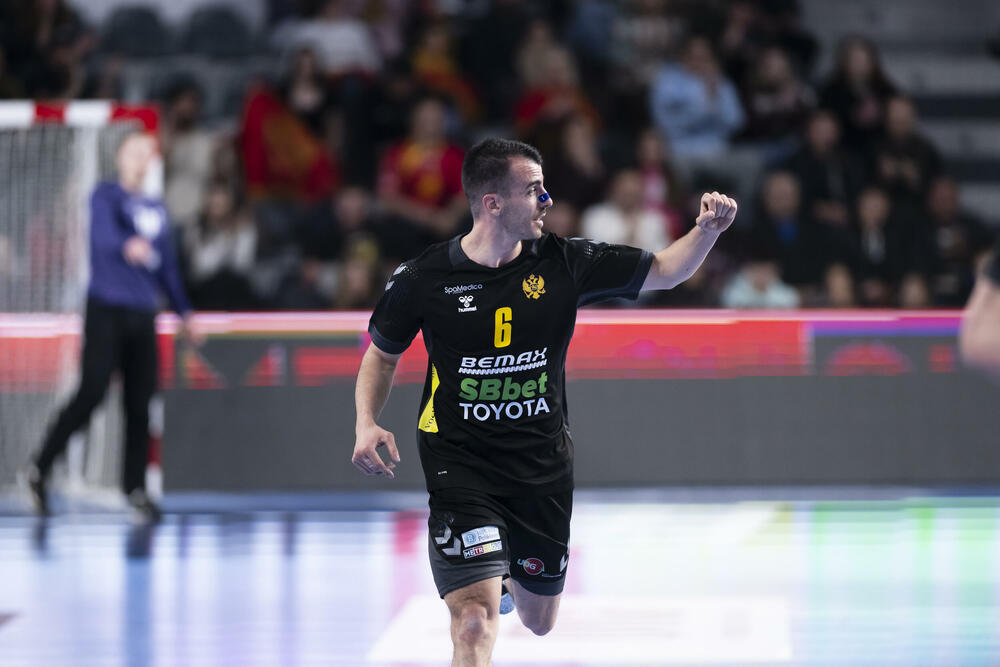 <p>Rukometaši Crne Gore i u drugom meču 2. runde kvalifikacija za Svjetsko prvenstvo bolji od Finske 30:26. U maju će se protiv Slovenije u dva meča baraža boriti za kartu koja vodi na Mundijal u Njemačku</p>