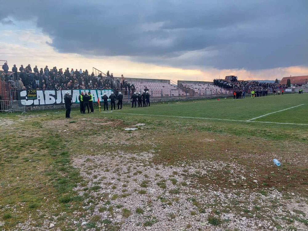 Jedna osoba lakše povrijeđena na utakmici u Nikšiću, oduzete...
