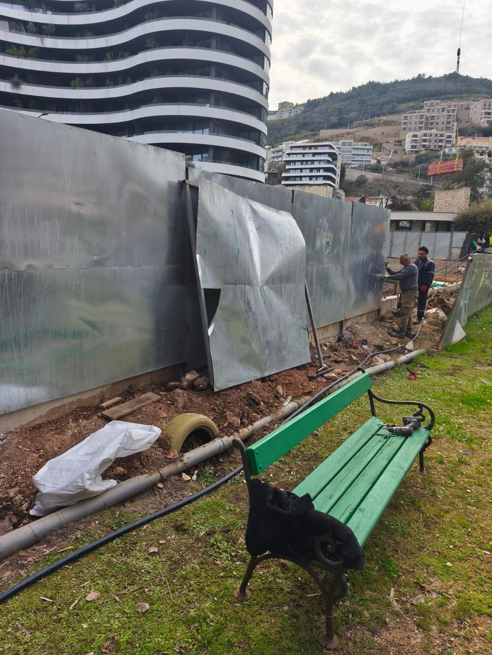 <p>Izvršena je rekonstrukcija zaštitne ograde gradilišta koja je oštećena od vjetra, danas je počelo postavljanje ivičnjaka, a od sjuta će biti i saniran kompletna asfaltna podloga</p>
