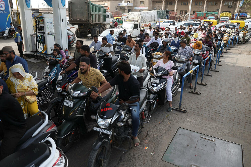 Redovi na pumpama u Indiji, Foto: REUTERS