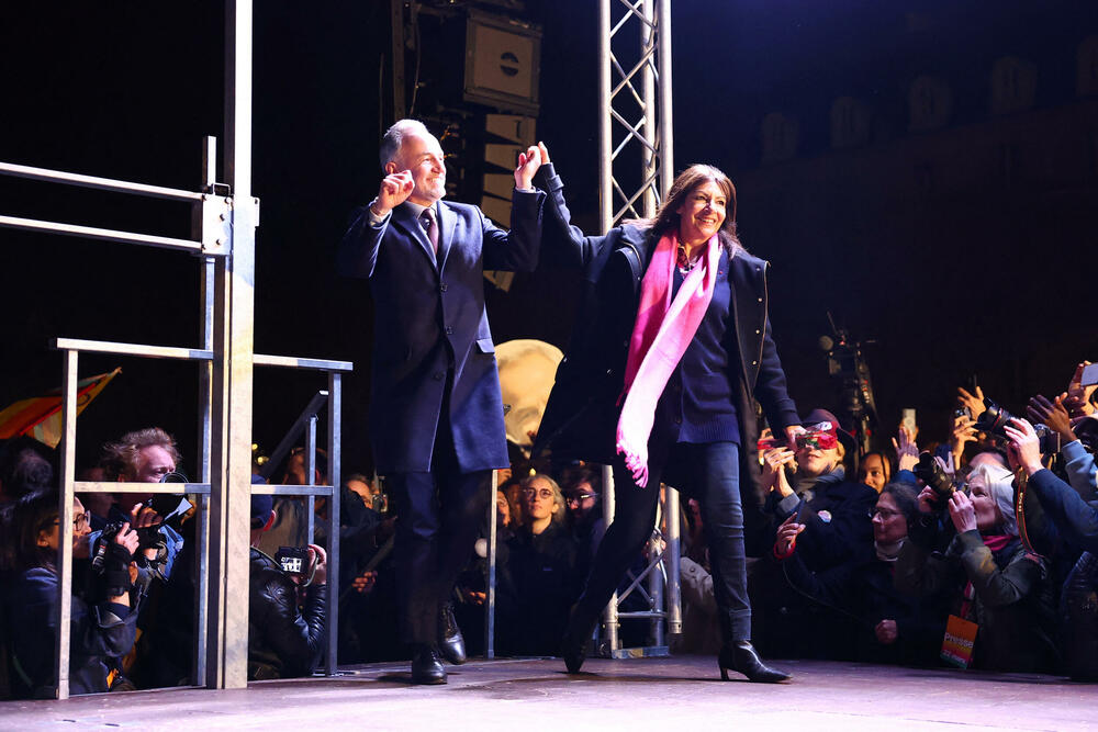 Odlazeća gradonačelnica Pariza An Idalgo i Emanuel Gregoar, kandidat Socijalističke partije za gradonačelnika Pariza i nosilac liste „ljevičarske koalicije“