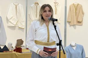 "Skrojeni i napravljeni iz srca": Otvorena izložba Udruženja...