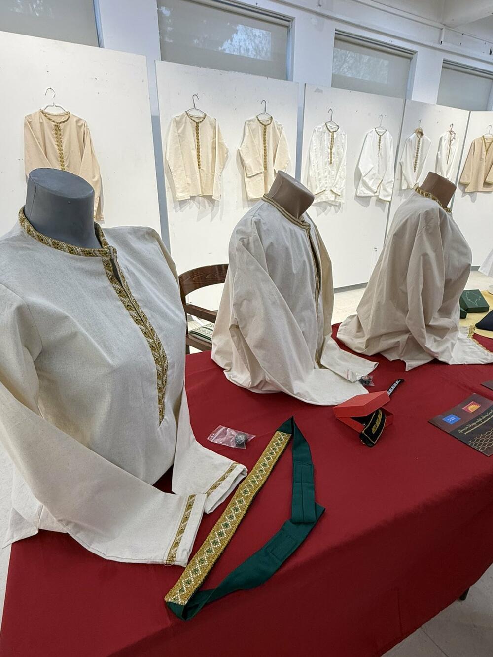 <p>Izložba košulja, koje su vezle žene Udruženja, predstavlja svečanu završnicu &bdquo;svega onoga što su namjeravali da urade tokom prošle godine&ldquo;, pojasnila je Aleksandra Nikolić, predsjednica Udruženja multiple skleroze Crne Gore</p>