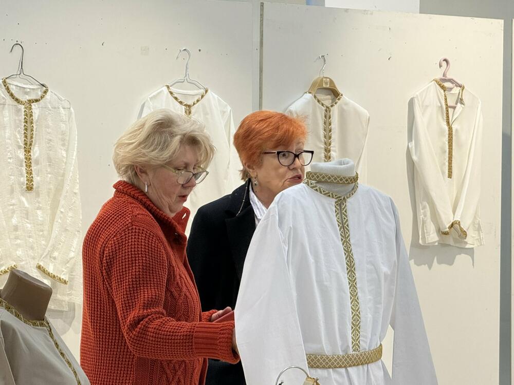 <p>Izložba košulja, koje su vezle žene Udruženja, predstavlja svečanu završnicu &bdquo;svega onoga što su namjeravali da urade tokom prošle godine&ldquo;, pojasnila je Aleksandra Nikolić, predsjednica Udruženja multiple skleroze Crne Gore</p>