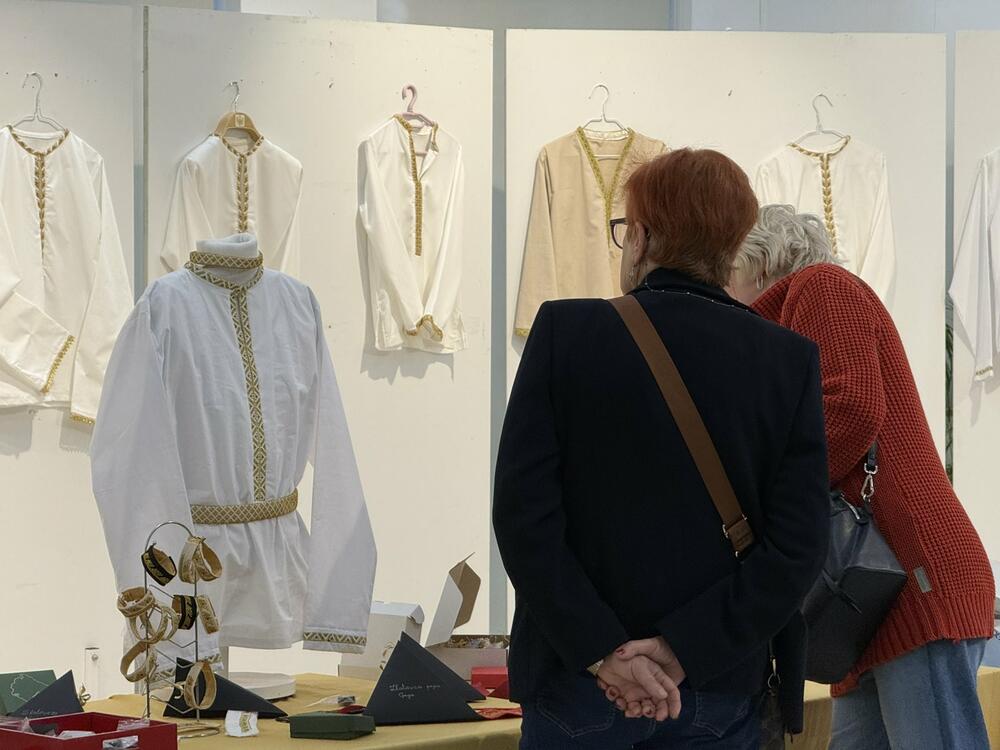 <p>Izložba košulja, koje su vezle žene Udruženja, predstavlja svečanu završnicu &bdquo;svega onoga što su namjeravali da urade tokom prošle godine&ldquo;, pojasnila je Aleksandra Nikolić, predsjednica Udruženja multiple skleroze Crne Gore</p>