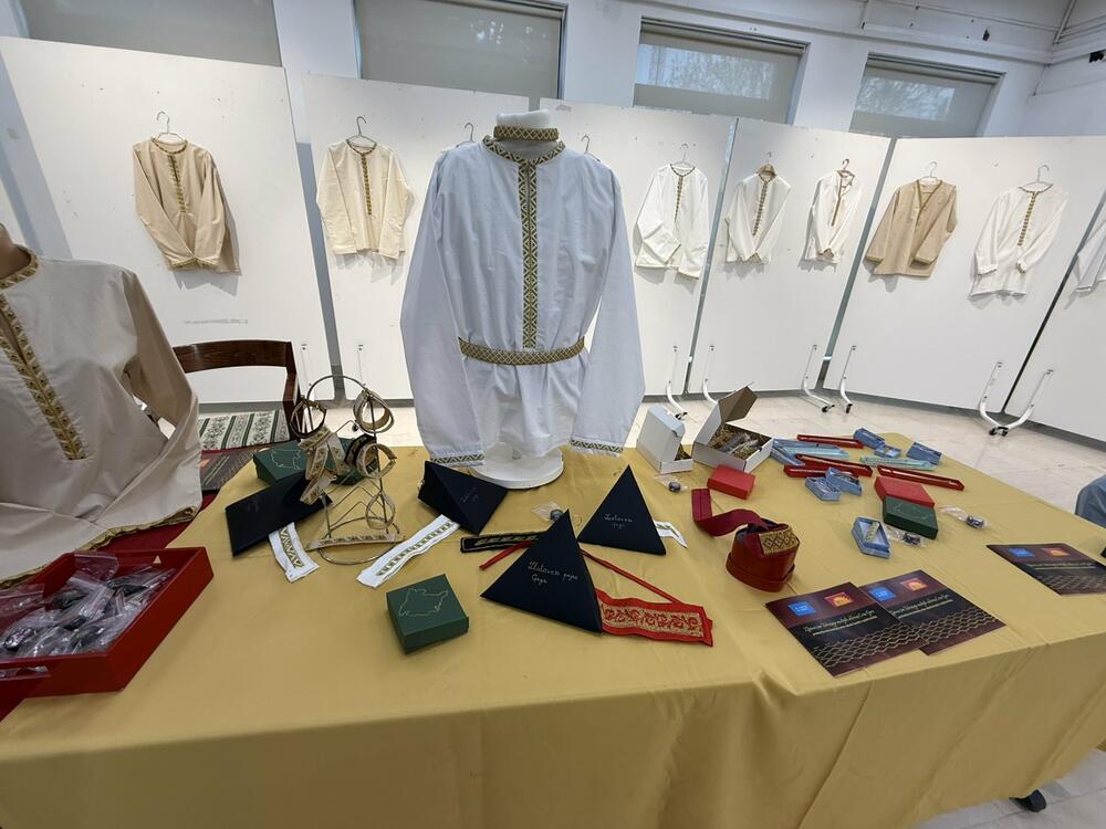 <p>Izložba košulja, koje su vezle žene Udruženja, predstavlja svečanu završnicu &bdquo;svega onoga što su namjeravali da urade tokom prošle godine&ldquo;, pojasnila je Aleksandra Nikolić, predsjednica Udruženja multiple skleroze Crne Gore</p>