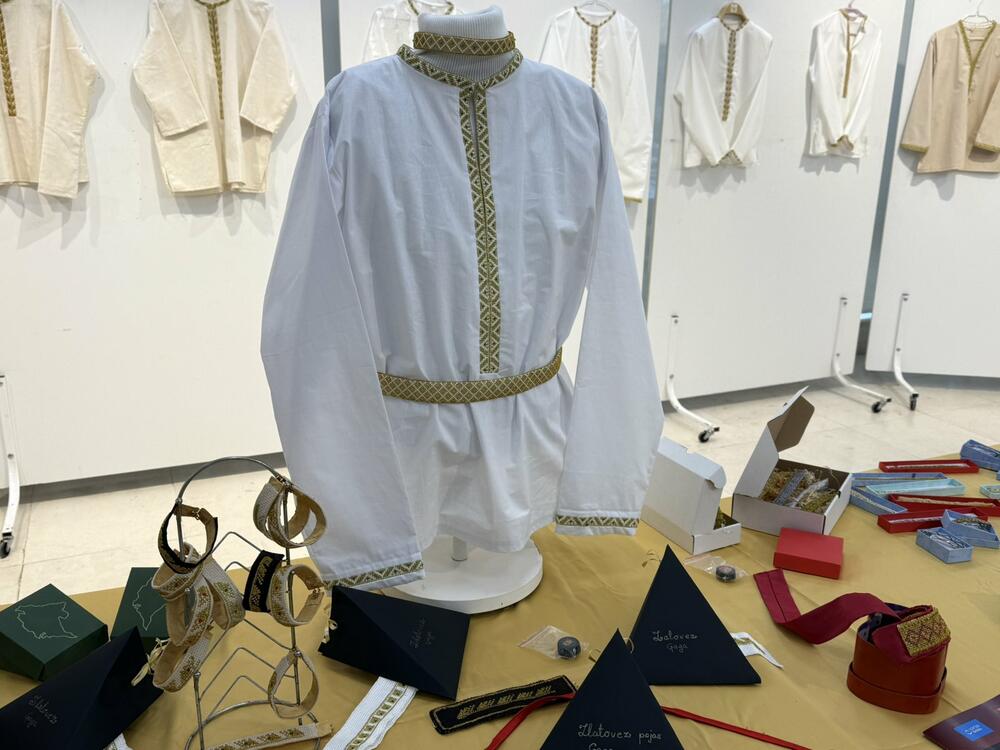 <p>Izložba košulja, koje su vezle žene Udruženja, predstavlja svečanu završnicu &bdquo;svega onoga što su namjeravali da urade tokom prošle godine&ldquo;, pojasnila je Aleksandra Nikolić, predsjednica Udruženja multiple skleroze Crne Gore</p>